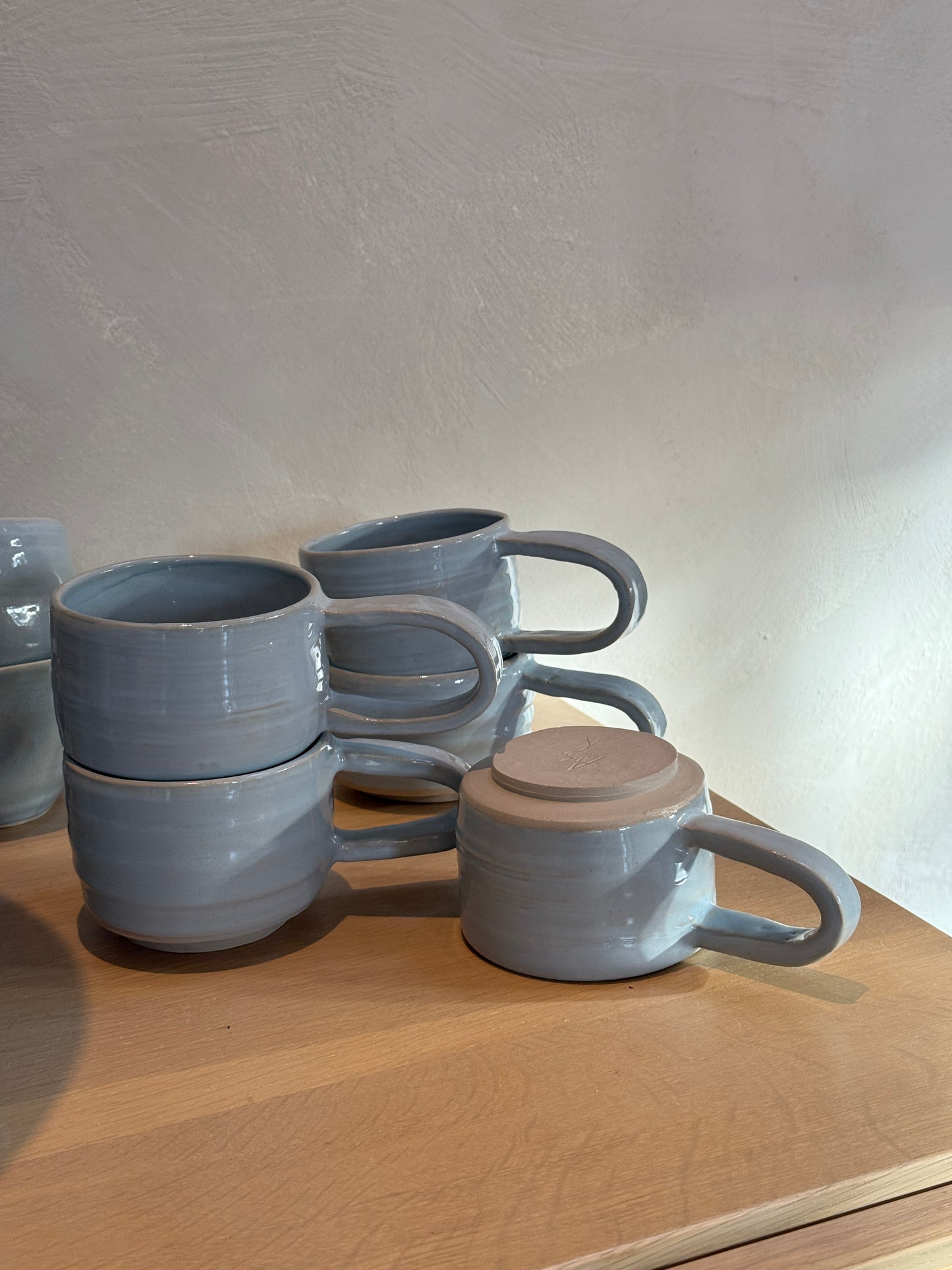 Lyseblå kop med hank