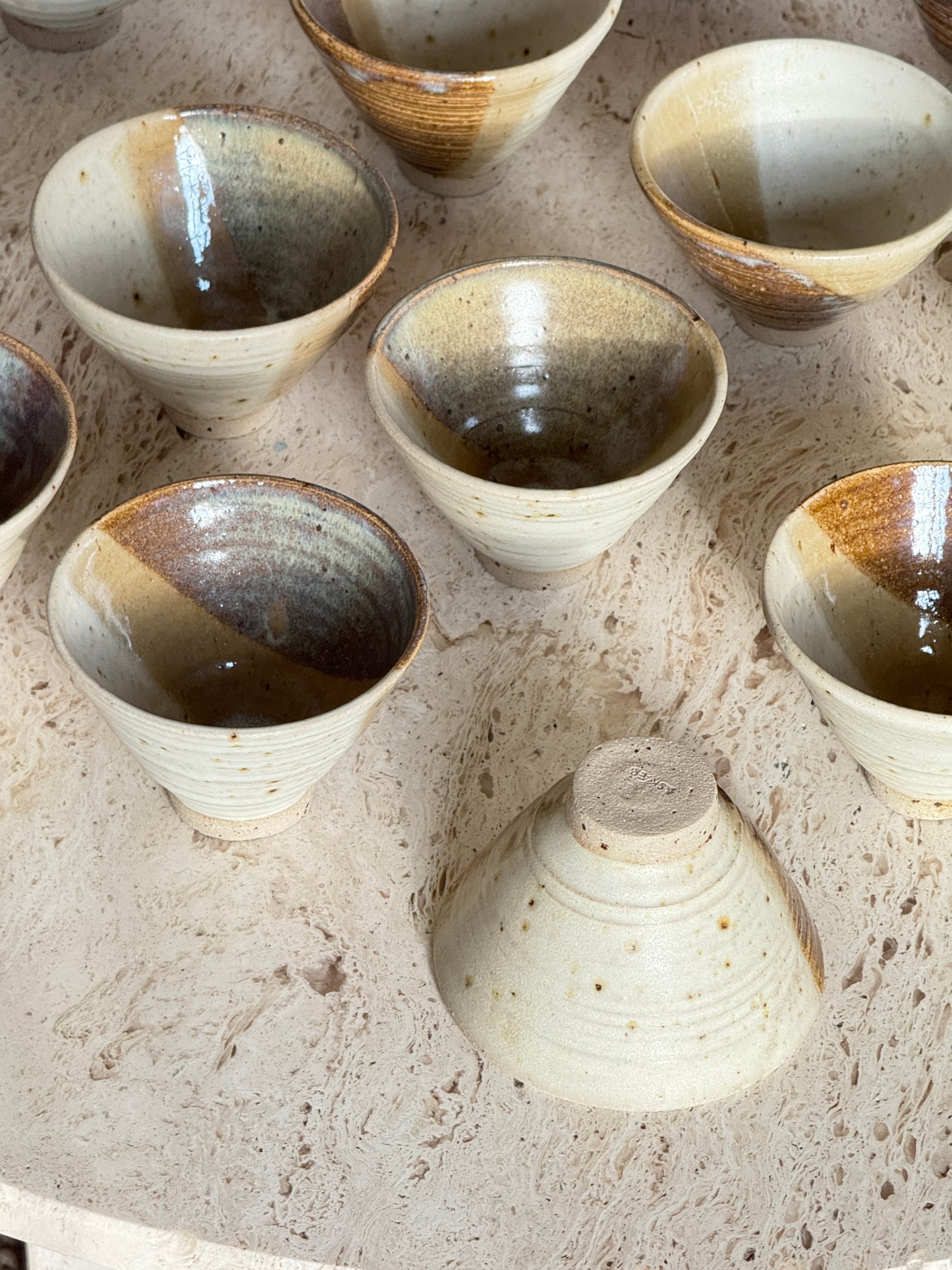 Kop m. Lavapletter i kontrastglasur