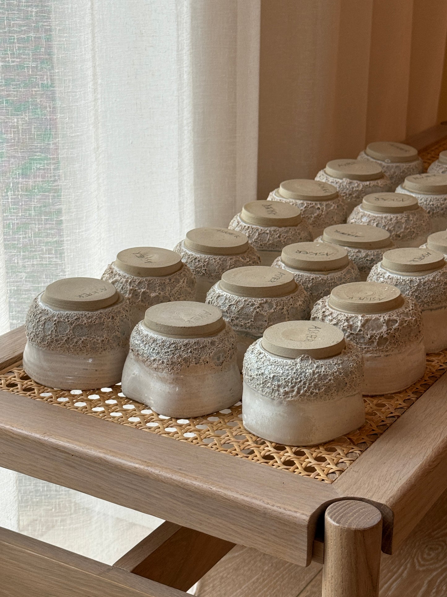 Krøllede kopper med skum