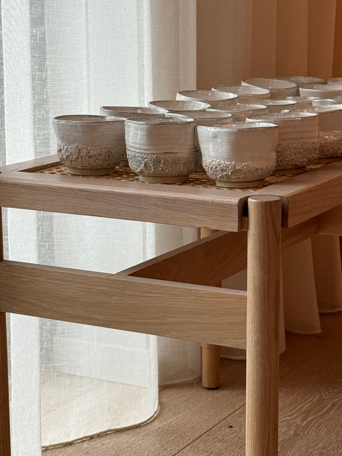 Krøllede kopper med skum