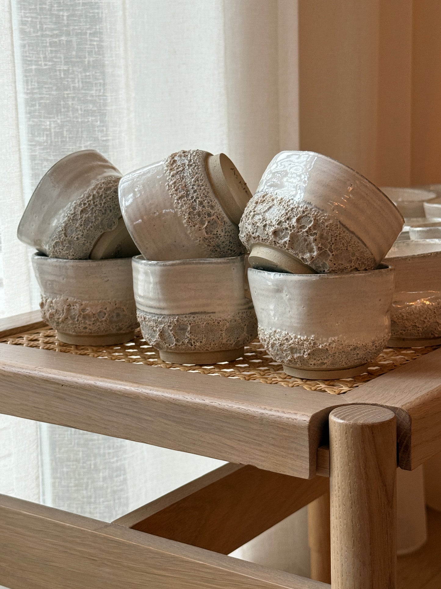 Krøllede kopper med skum