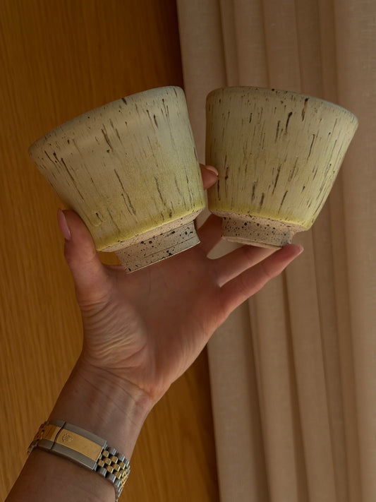 Lysegul med striber og prikker