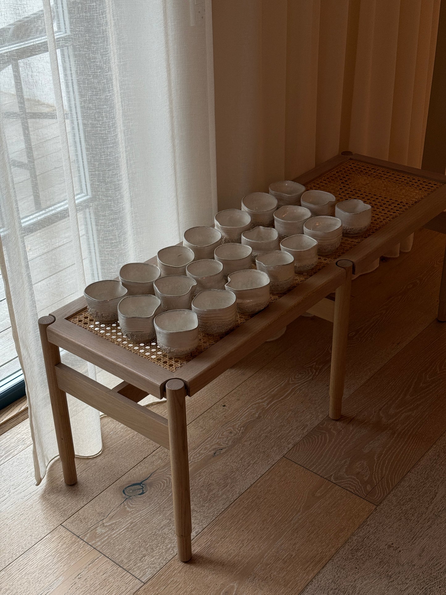 Krøllede kopper med skum