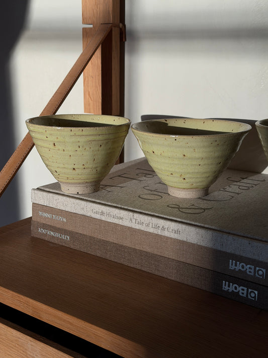 Gul/grøn kop på fod